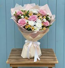 Букет цветов из:  Гвоздики, Орхидеи и Розы #REPLACE_PRED# Натухаевской