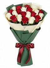 Букет Микс из красных и белых роз в Натухаевской