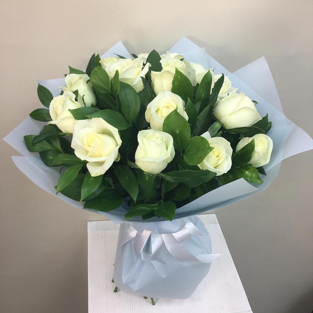 Букет 15 Белых роз Проуд в Натухаевской
