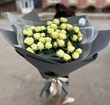 Букет Белые кустовые розы Солинеро в Натухаевской