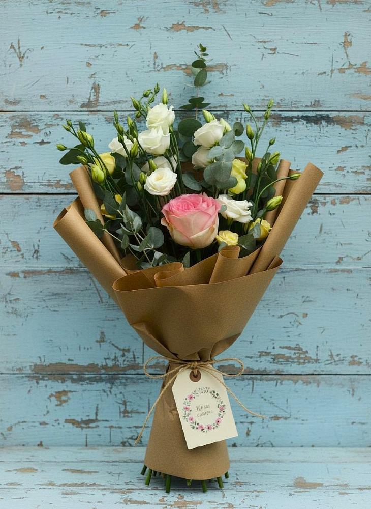 Букет цветов из: Розы и Лизиантусы в Натухаевской