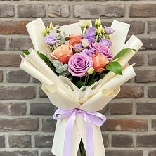 Букет цветов из:  Лизиантусы и Розы в Натухаевской