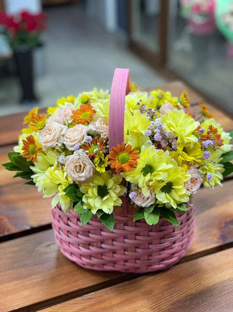 Цветочная композиция из Хризантемы и Розы в корзине в Натухаевской