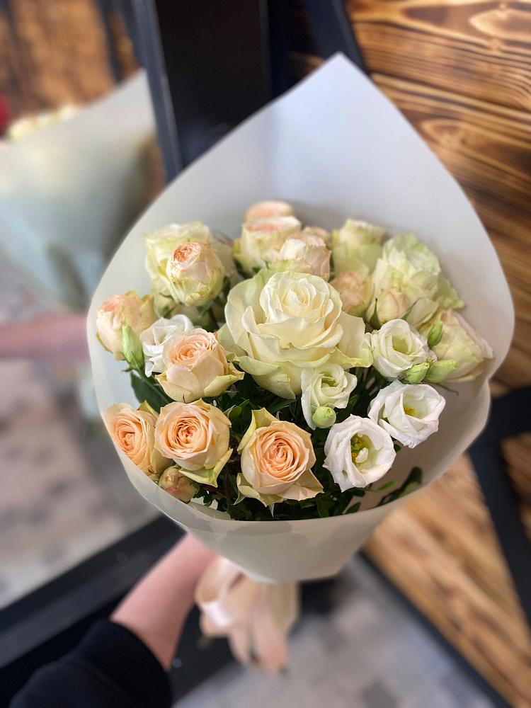 Букет цветов из: Розы и Лизиантусы в Натухаевской